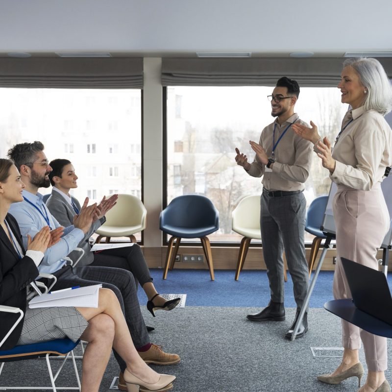 personas-que-participan-en-eventos-de-negocios (2)
